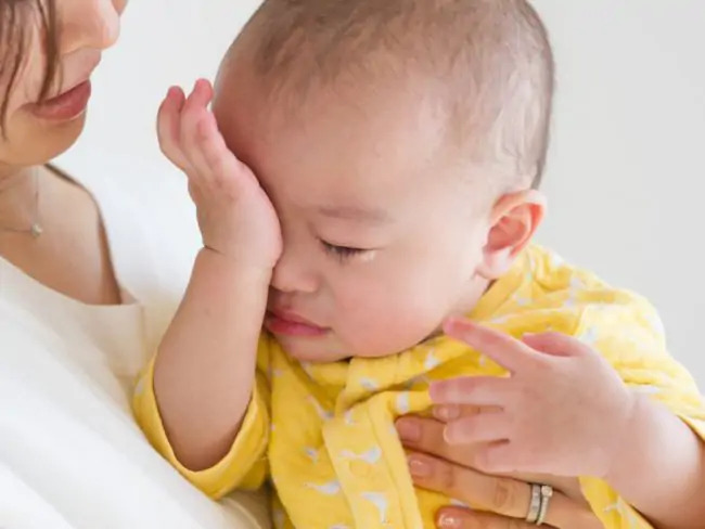 Sau chấn thương, trẻ có thể sẽ bị đau mắt, đỏ mắt, nhìn mờ, nhìn đôi (Ảnh: Sưu tầm Internet)