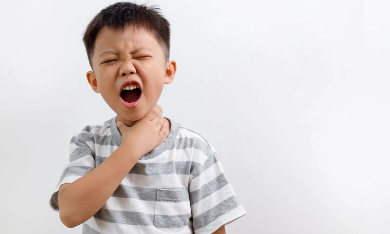 Xử lý sai cách sẽ khiến tình trạng hóc xương của bé bị nặng hơn. (Ảnh: Nguồn Internet)