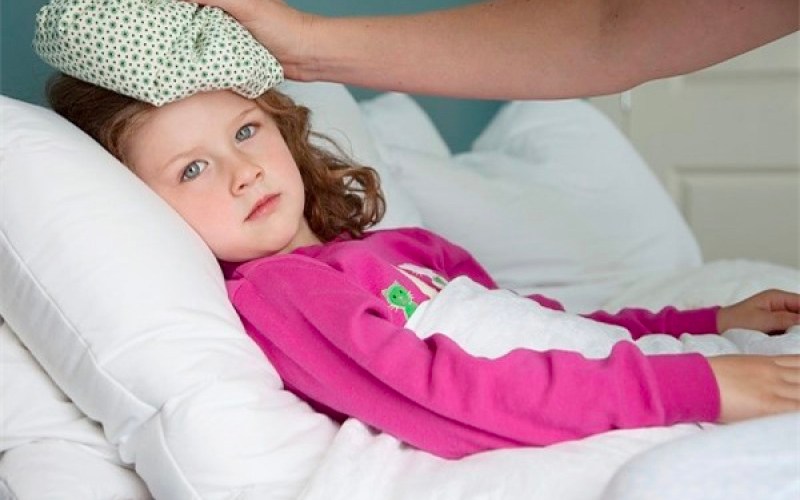 Nhấn vào ảnh để phóng to Chườm đá vào chỗ bị thương giúp bé giảm đau (Ảnh: Sưu tầm Internet)