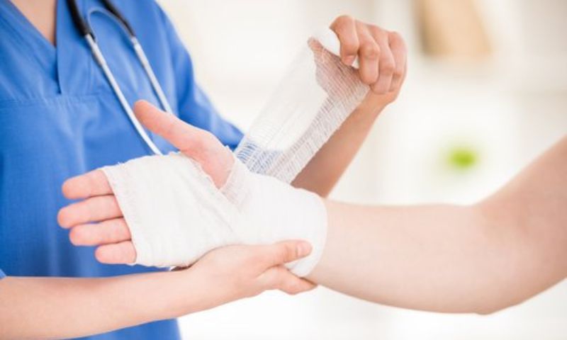 Nhấn vào ảnh để phóng to Đưa bé đi gặp bác sĩ để được chữa trị. (Ảnh: Nguồn Internet)