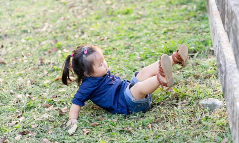 Nhấn vào ảnh để phóng to Trẻ bị ngã đập đầu phía sau do nghịch ngợm. (Ảnh: Nguồn Internet)