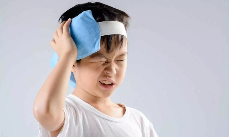 Sơ cứu cho trẻ bị ngã đập đầu. (Ảnh: Nguồn Internet)