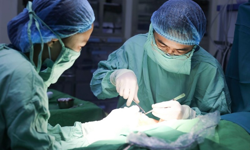 Có cần đưa trẻ đi phẫu thuật khi bị đứt dây chằng môi trên hay không?  (Nguồn: Sưu tầm Internet)