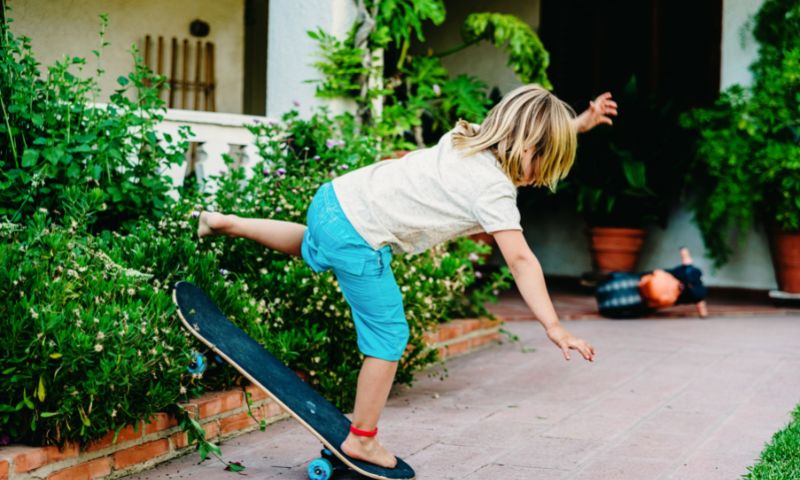 Phòng tránh nguy cơ bé bị ngã sưng môi. (Ảnh: Nguồn Internet)