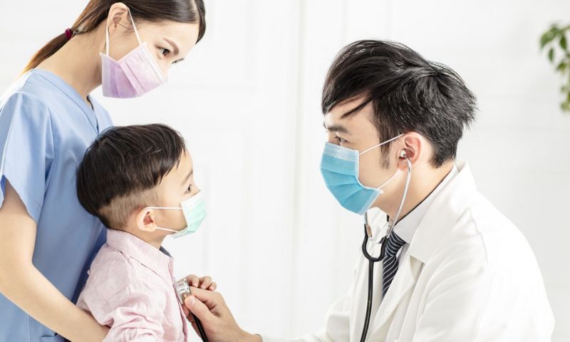 Trong trường hợp bé bị ngộ độc với biểu hiện nặng cần mang trẻ đi điều trị. (Ảnh: Nguồn Internet)