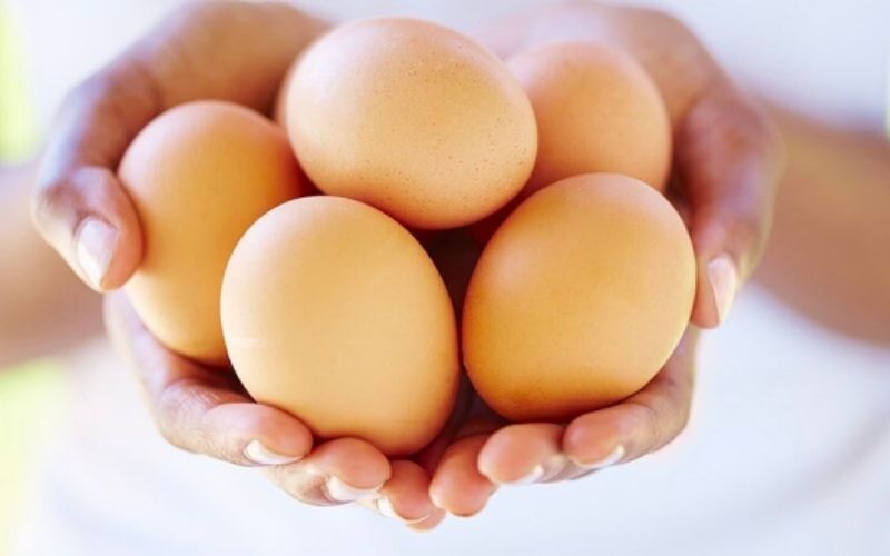 Lăn trứng gà nóng là phương pháp dân gian hiệu quả nhất (Ảnh: Sưu tầm trên Internet)