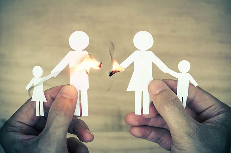 Nhấn vào ảnh để phóng to Mối quan hệ trong gia đình khiến bé nhút nhát tự ti. (Ảnh: Internet)