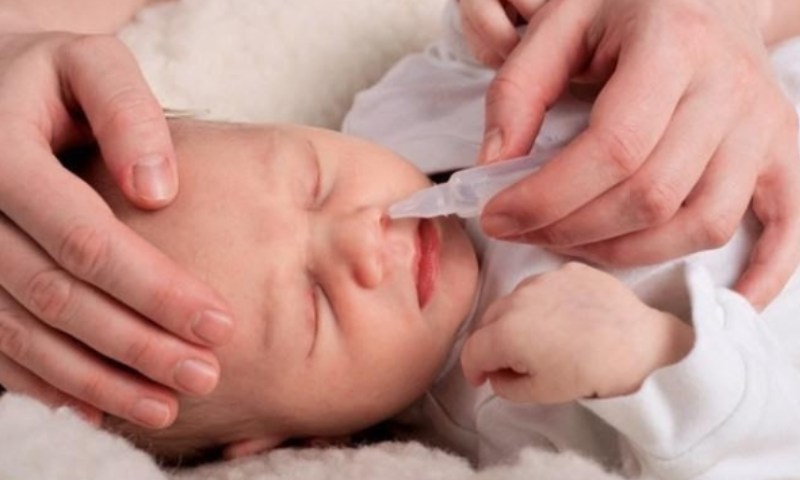 Làm sạch mũi cho trẻ trong khi chữa trị cho trẻ bị cảm cúm (Nguồn: Sưu tầm Internet)