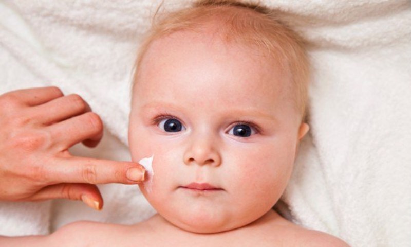 Cần làm gì khi trẻ sơ sinh bị cảm cúm? Dưỡng ẩm do trẻ (Nguồn: Sưu tầm Internet)