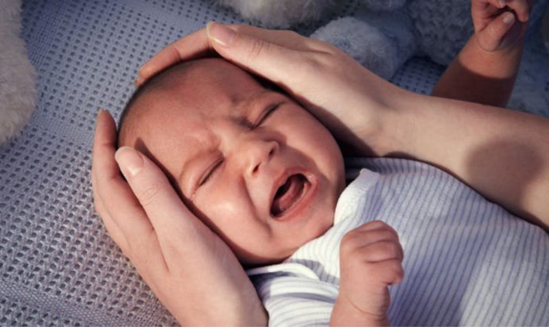 Cần đưa trẻ đến bệnh viện nếu trẻ luôn chà xát tai và quấy khóc (Nguồn: Sưu tầm Internet)