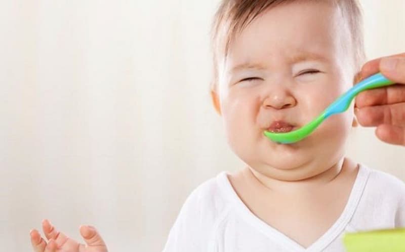 Những sai lầm ba mẹ thường gặp khi cho bé 8 tháng ăn dặm khiến bé nhác ăn. (Ảnh: sưu tầm internet)