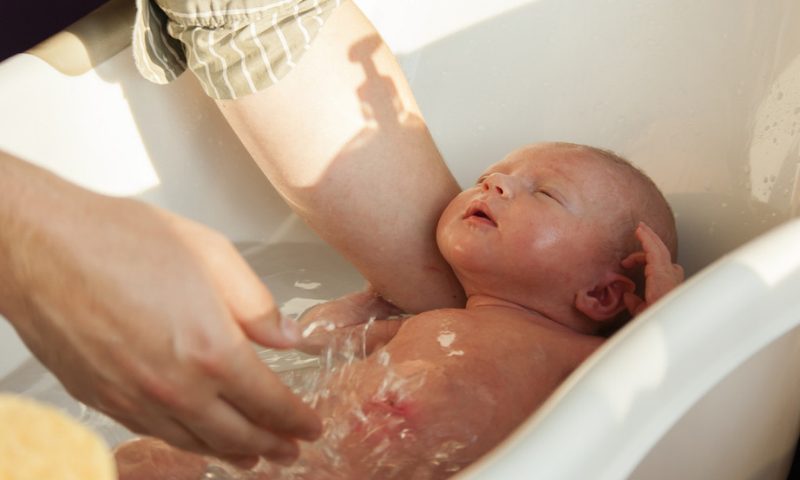 Những lưu ý khi chăm sóc trẻ bị cảm cúm - Lưu ý cách tắm khi bé sơ sinh bị cảm cúm  (Nguồn: Sưu tầm Internet)