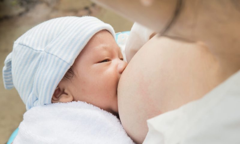 Trẻ sơ sinh bị cảm cúm có nên tắm không? - Cho trẻ bú đầy đủ bổ sung dinh dưỡng và kháng thể  (Nguồn: Sưu tầm Internet)