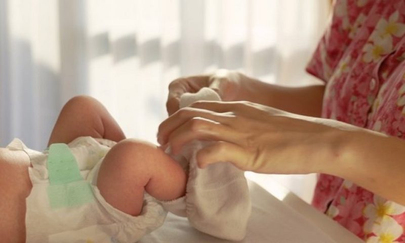 Mặc quần áo thoáng mát giúp trẻ thoải mái và hỗ trợ quá trình hạ sốt  (Nguồn: Sưu tầm Internet)