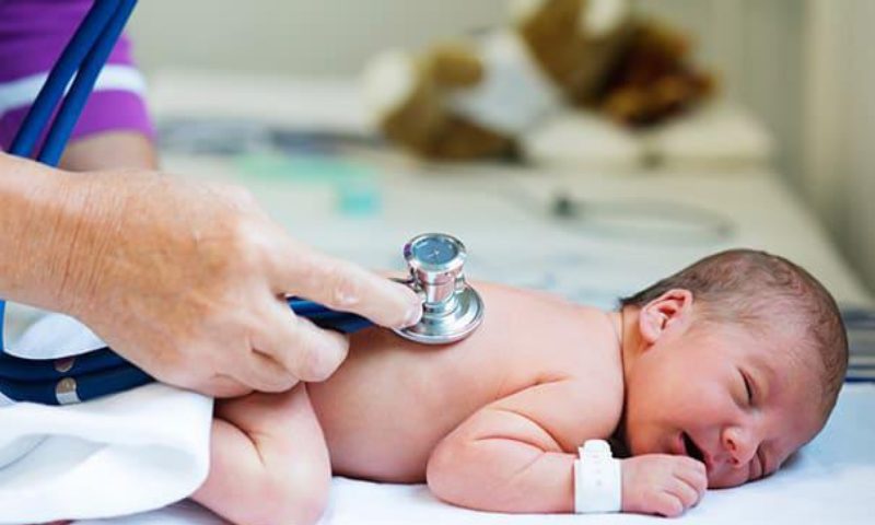 Nên cho trẻ đi nhập viện khi nào? Trẻ sơ sinh bị cảm cúm có nên tắm không?  (Nguồn: Sưu tầm Internet)