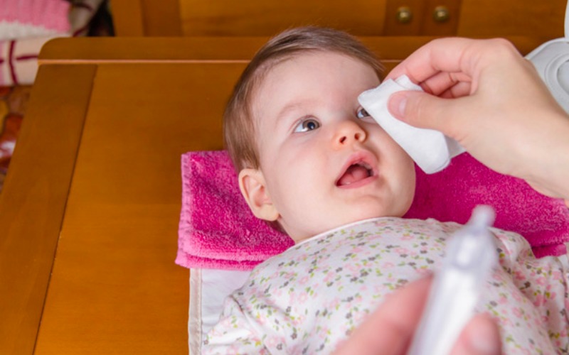 Làm sạch vùng da bị côn trùng cắn của bé bằng dung dịch diệt khuẩn (Ảnh: Sưu tầm internet)