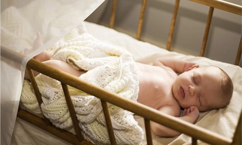 Ngăn ngừa nguy cơ trẻ sơ sinh bị ngã từ trên giường xuống đất. (Ảnh: Nguồn Internet)