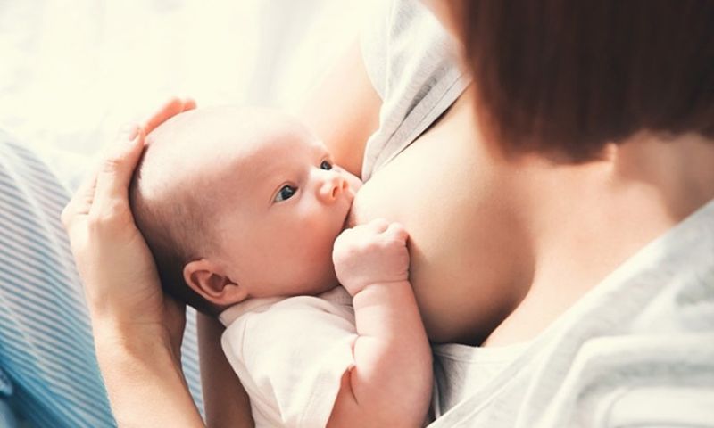 Trẻ sơ sinh có bị ngộ độc sữa mẹ không?