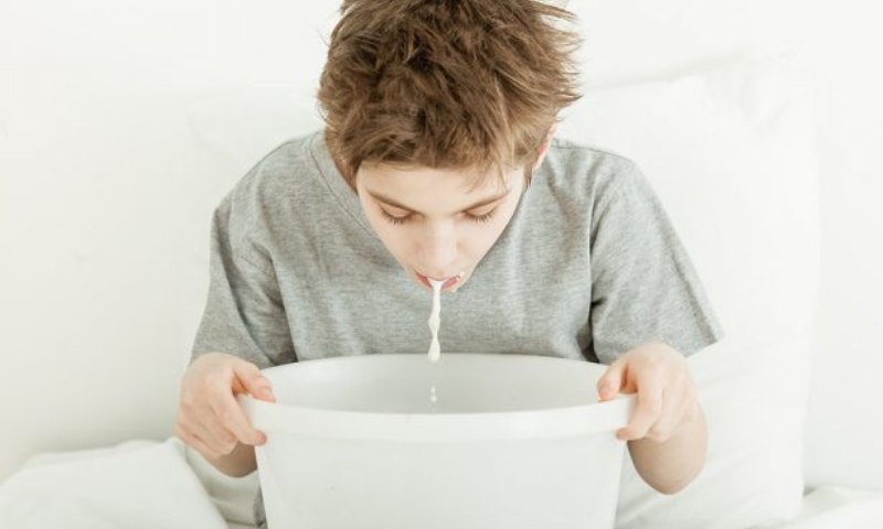 Cho trẻ nôn để thải tất cả độc tố, vi khuẩn gây hại ra ngoài cơ thể nhanh nhất (Nguồn: Sưu tầm Internet)