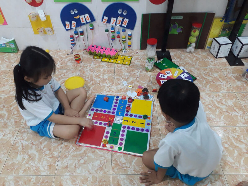 Học toán qua trò chơi giúp con tiếp thu kiến thức tự nhiên. (Ảnh: Dân Sinh)