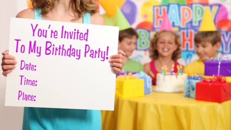 Những câu mẫu để mời ai đó đi dự tiệc sinh nhật.  (Ảnh: Canva)