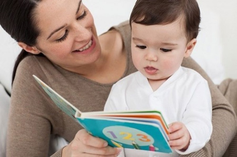 Cùng bé yêu đọc to để ghi nhớ tốt hơn cha mẹ nhé (Ảnh: vienyhocungdung.vn)
