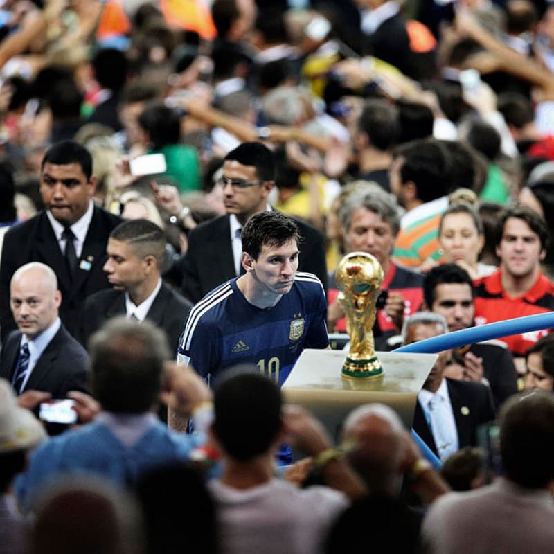 Hình ảnh Messi đi qua cúp vàng World Cup 2014 khiến người hâm mộ nhói lòng. (Ảnh: Sưu tầm Internet)