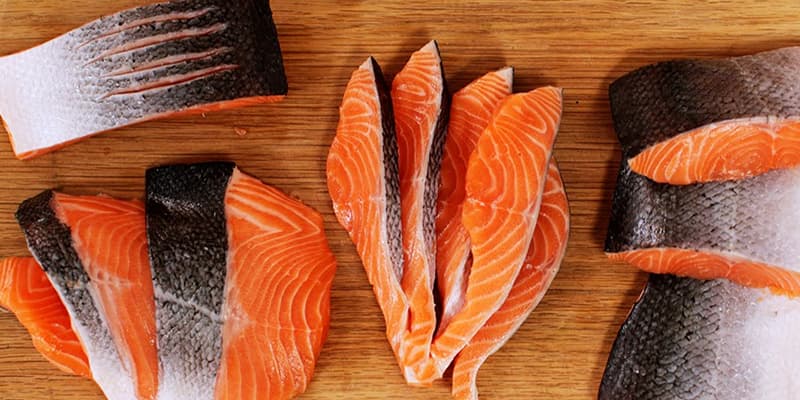 100g cá hồi đại tây dương cung cấp 1.1mg vitamin E cho cơ thể. (Ảnh: Sưu tầm Internet)