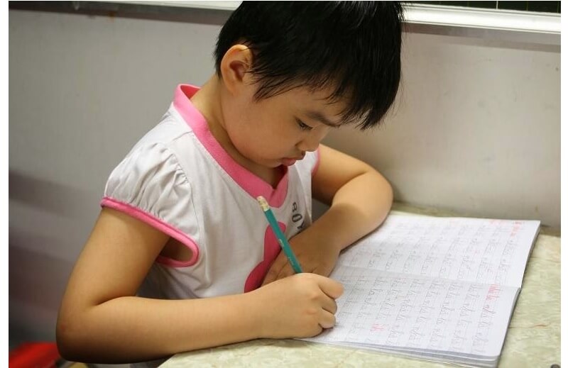 Khi con bạn đang học viết, đừng tạo áp lực cho bé.  (Ảnh: Vnexpress)