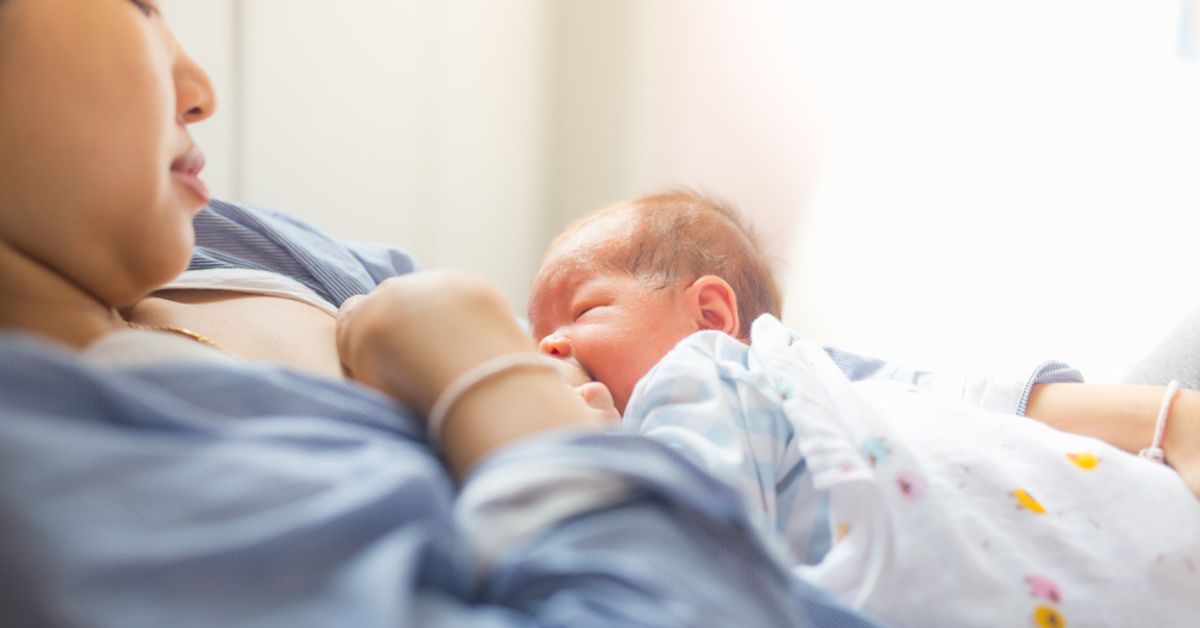 Mách mẹ 5+ cách ngăn sữa chảy nhiều khi cho con bú hiệu quả nhất