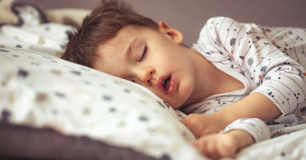 Làm thế nào để nhận biết nếu em bé đang thở mạnh khi ngủ?
