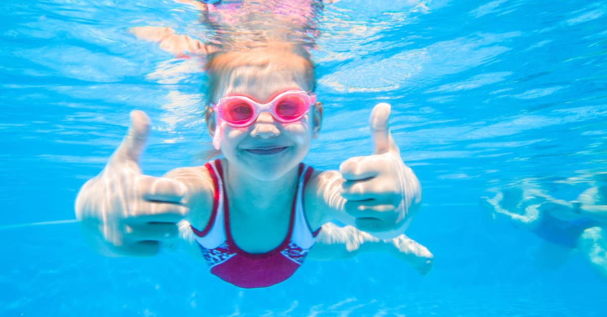 Dạy con bơi tự lập: 7 bước và 5 lưu ý quan trọng