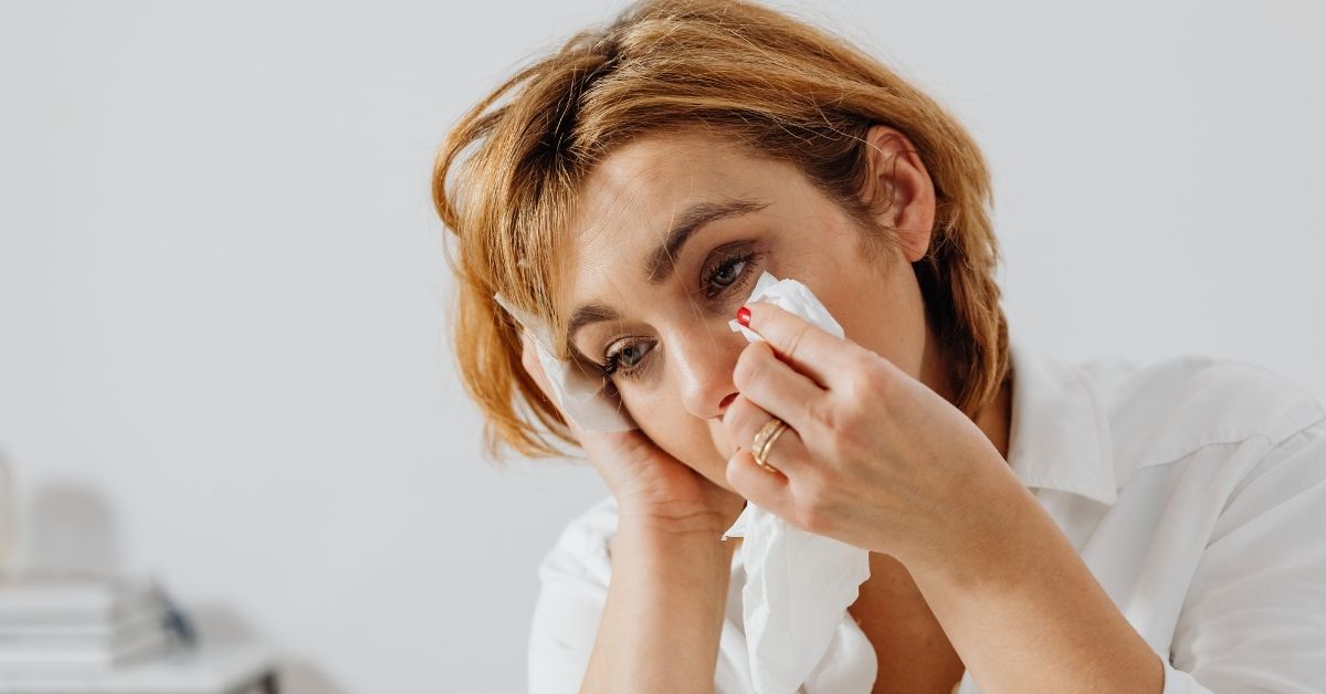 Phụ nữ khóc nhiều sau sinh có ảnh hưởng gì không?