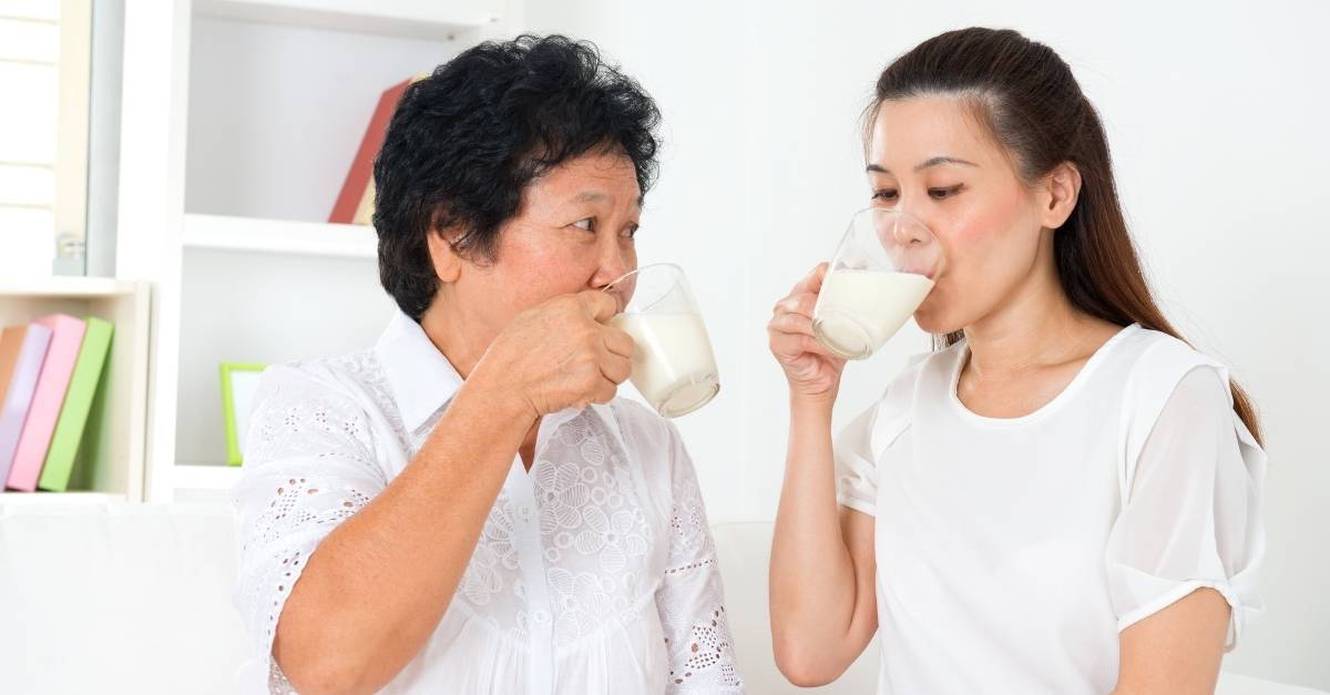 Uống sữa bổ sung canxi cho người 50 tuổi có cần thiết? Sữa nào là tốt nhất?