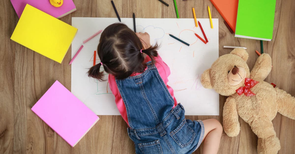 Dạy bé 2 tuổi học vẽ - Cách giúp con phát triển tư duy, nhận thức toàn diện