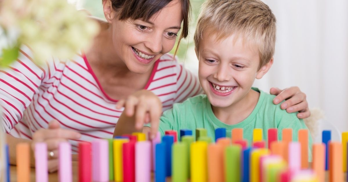 Tại sao nên chọn bộ đồ chơi domino gỗ thông minh cho bé?