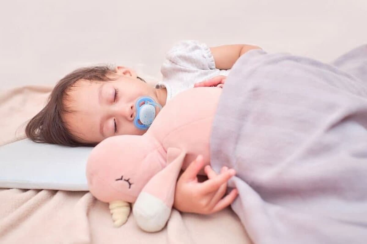 Trẻ 1 tuổi sốt ngủ li bì nên xử lý như thế nào?