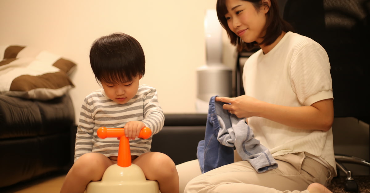 Mách mẹ cách dạy bé 2 tuổi đi vệ sinh siêu đơn giản, con tự làm ngay!
