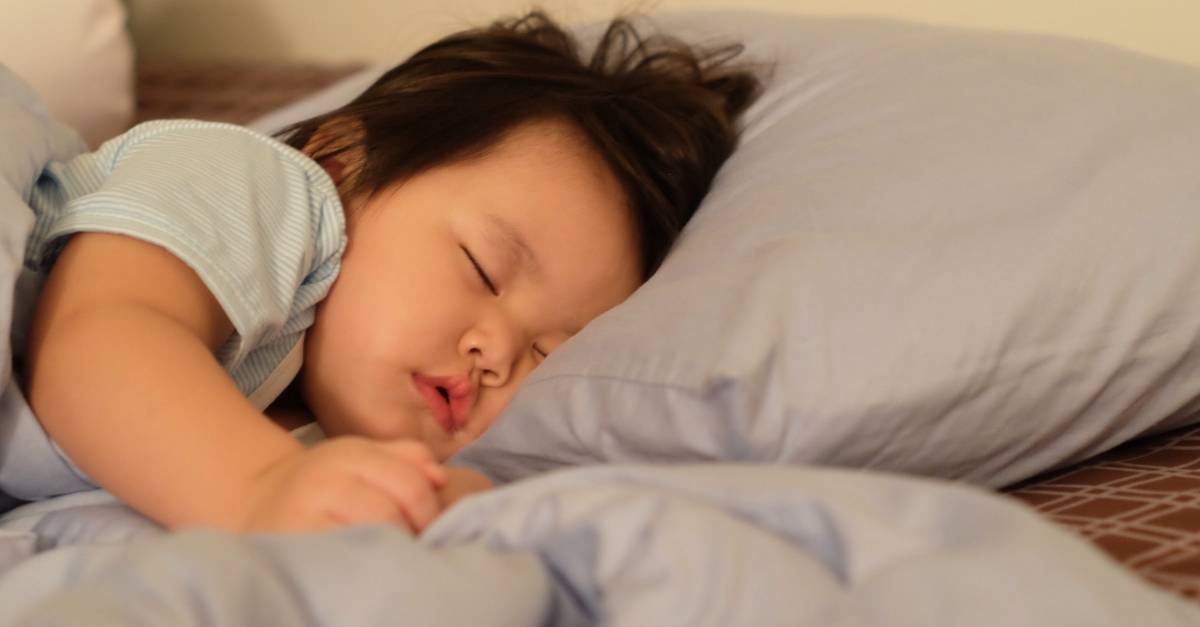 Trẻ 2 tuổi ngủ đêm hay lăn lộn, bố mẹ phải xử trí thế nào?