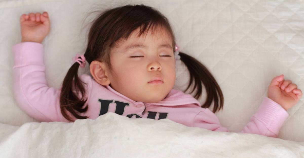 Trẻ 2 tuổi ngủ li bì: Có phải gặp vấn đề về sức khỏe không?