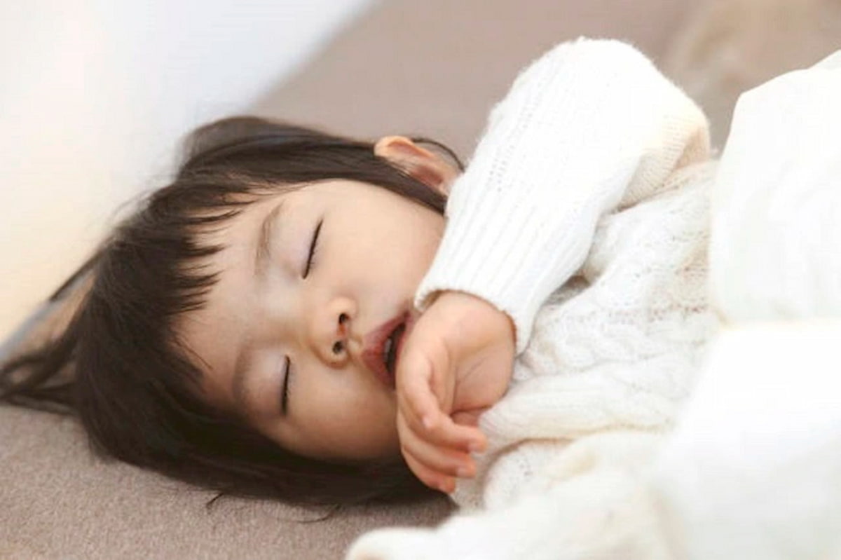 Bé 2 tuổi ngủ thở mạnh có nguy hiểm không?