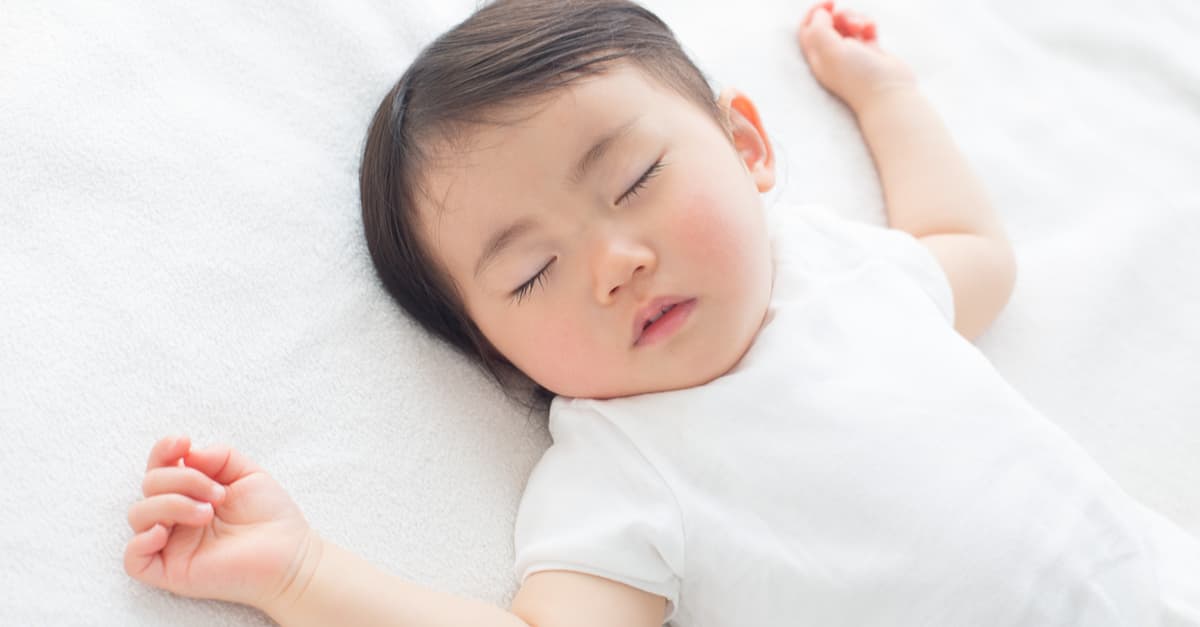 Trẻ 2 tuổi ngủ hay giật mình khóc thét có đáng lo ngại?