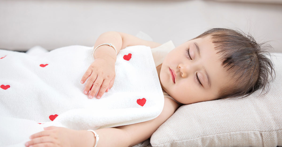 Bé 2 tuổi ngủ hay nghiến răng: Bố mẹ có cần can thiệp không?