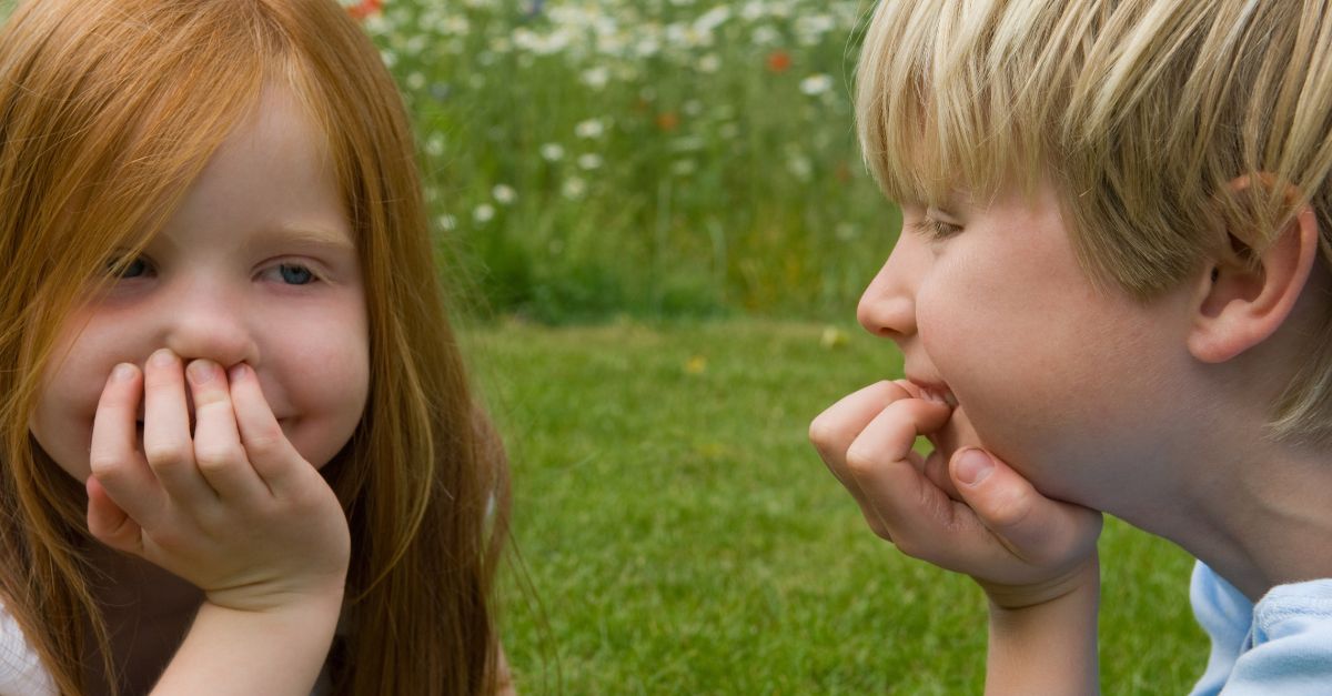 Dạy trẻ giao tiếp bằng mắt giúp trẻ phát triển khả năng ngôn ngữ