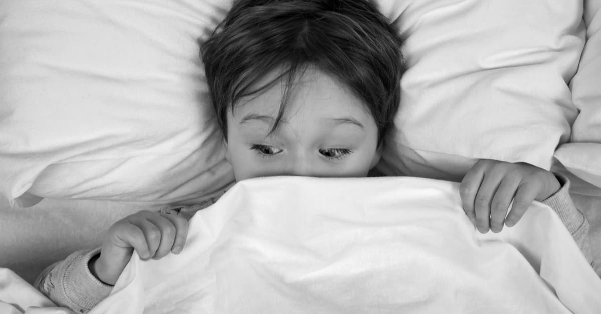 Trẻ 5 tuổi ngủ bị giật chân: nguyên nhân và giải pháp