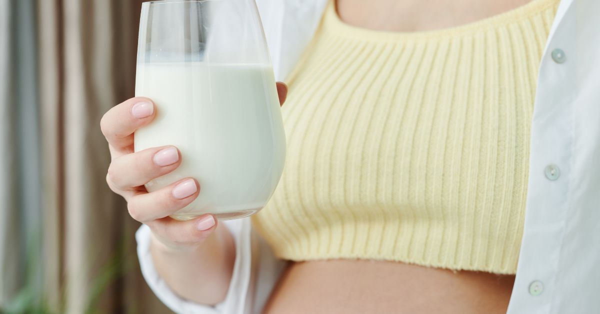 Bật mí: Mẹ sau sinh uống sữa bầu được không? Có lợi sữa không?