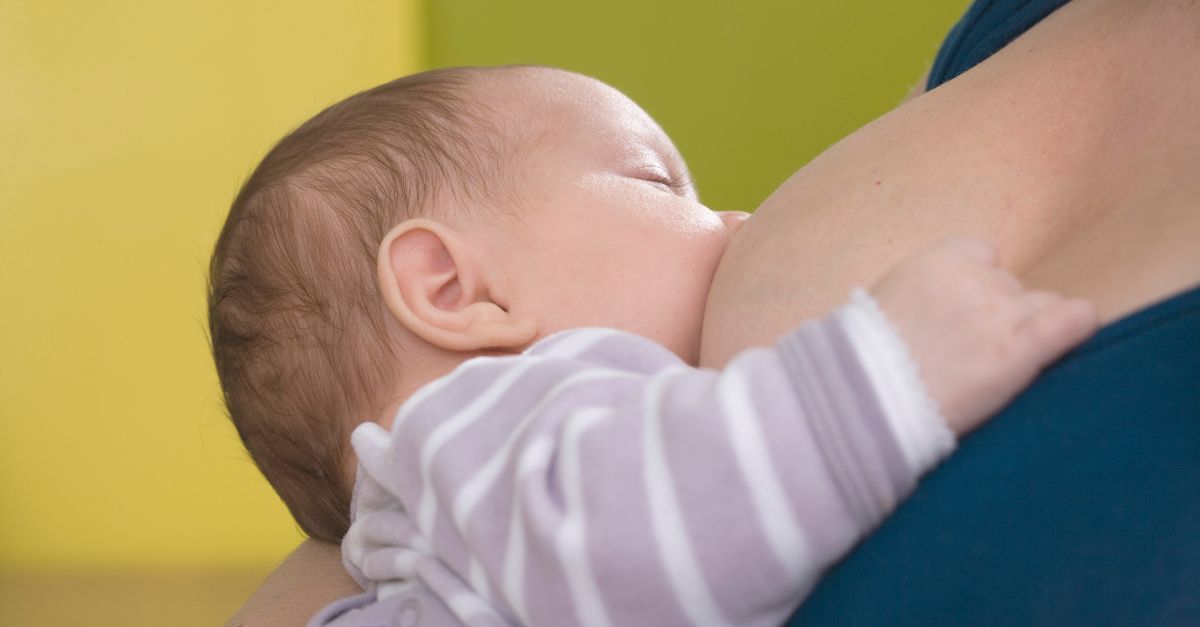 Trẻ sơ sinh lười bú: ba mẹ nên làm gì?