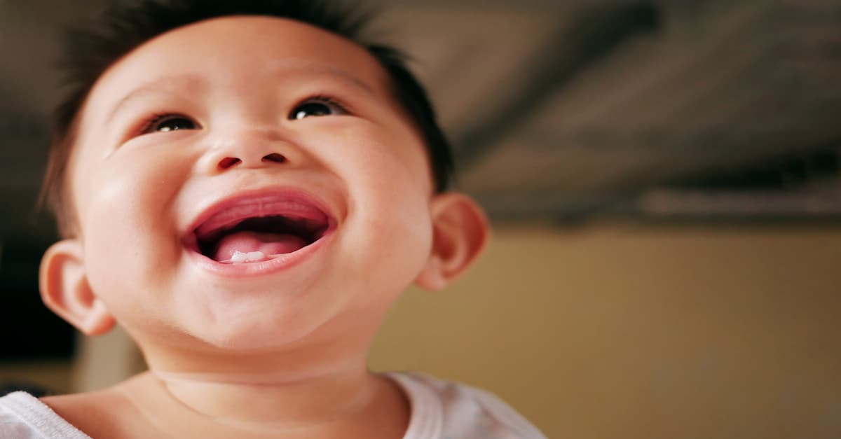 Nếu bé mọc răng cấm bị viêm nướu hoặc nhiễm trùng, phụ huynh cần làm gì?
