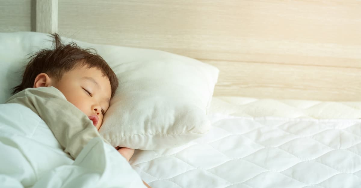 Trẻ 5 tuổi đang ngủ tự nhiên nôn: Nguyên nhân và cách chữa trị