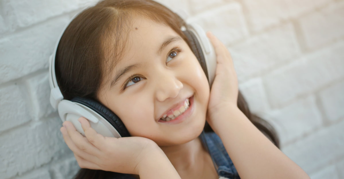 Nghe nhạc tiếng Anh lớp 5 – Cách giúp con học hiệu quả tại nhà